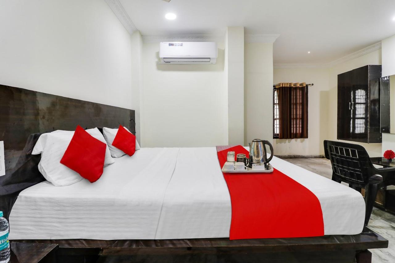OYO 70014 Dharani Grand Hotel Khammam Bagian luar foto