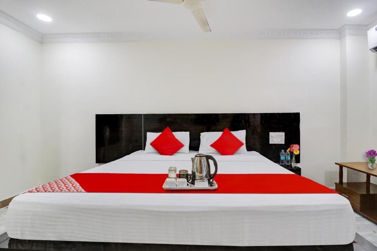 OYO 70014 Dharani Grand Hotel Khammam Bagian luar foto