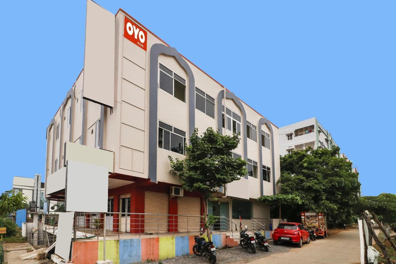 OYO 70014 Dharani Grand Hotel Khammam Bagian luar foto